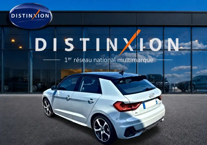 Audi A1 Sportback gris arrow avec toit noir, vue 3/4 arrière droit devant showroom Distinxion.