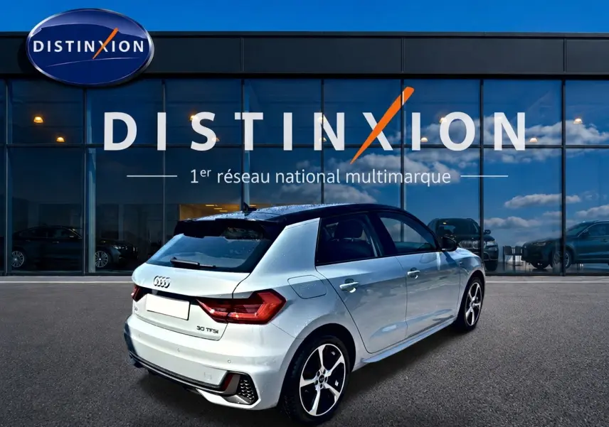 Audi A1 Sportback 30 TFSI gris arrow vue 3/4 arrière droit avec toit noir et jantes alu cinq branches.