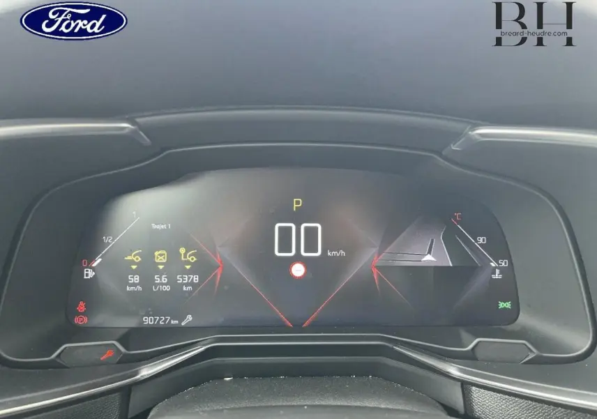 Tableau de bord numérique d'un DS7 Crossback rouge, affichant la vitesse à 0 km/h et diverses informations de conduite.