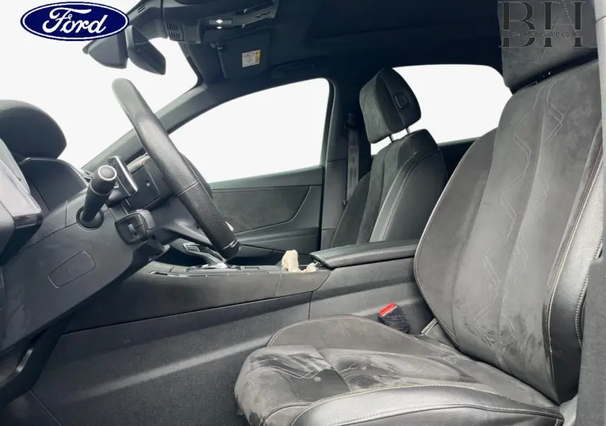Vue intérieure côté conducteur du DS7 Crossback 2019, sièges en cuir et alcantara gris foncé avec console centrale.