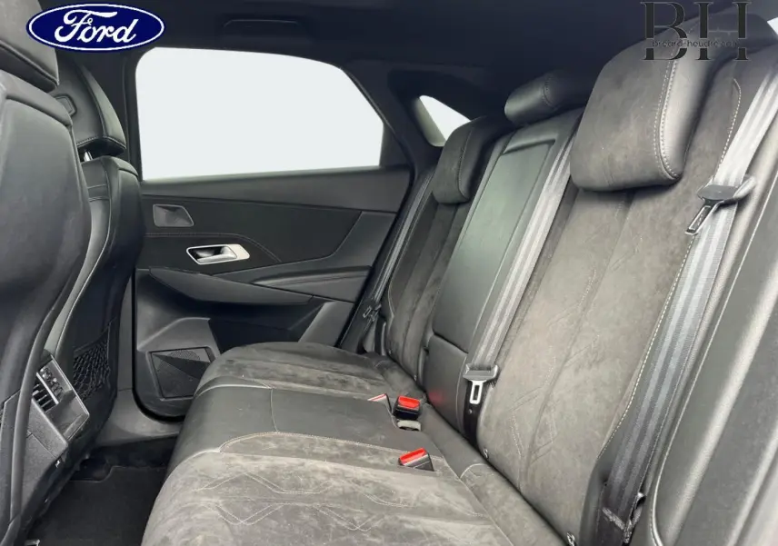 Vue intérieure côté droit sur la banquette arrière en cuir noir du DS7 Crossback Rouge Absolu avec ceintures et appuie-têtes.