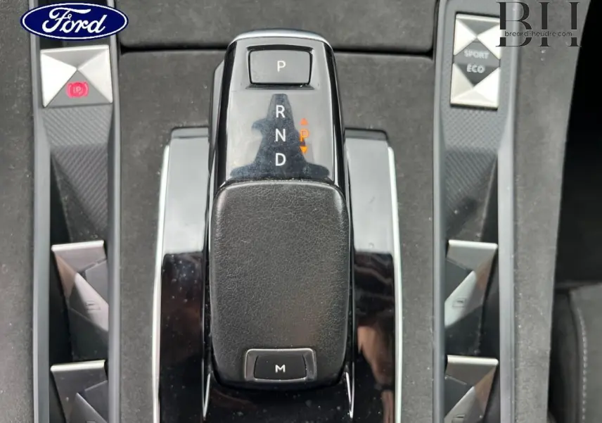 Le levier de vitesses automatique noir et chrome vu de dessus dans l'habitacle d'un DS7 Crossback.
