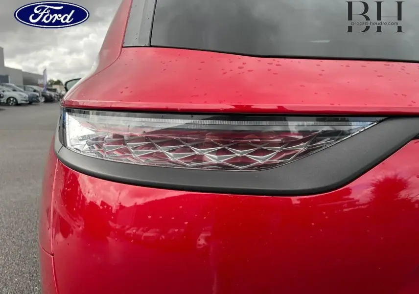 Gros plan sur le feu arrière droit rouge du DS7 Crossback 2019 avec détails de la texture du verre.
