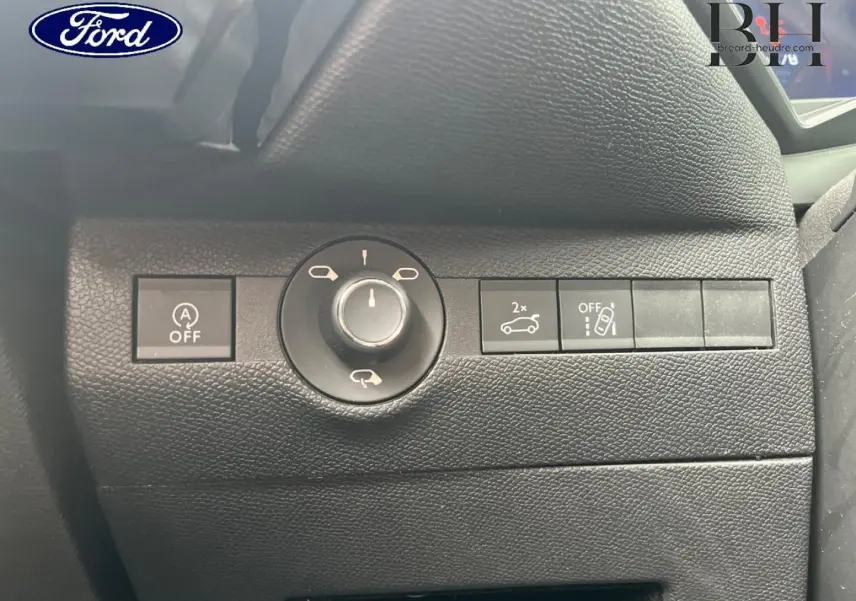 Boutons de commande sur tableau de bord noir d'un DS7 Crossback rouge, vue rapprochée côté gauche conducteur.