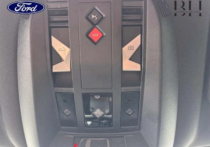 Panneau de commandes intérieur avec boutons SOS et éclairage, sans lien visible avec un DS7 Crossback rouge.