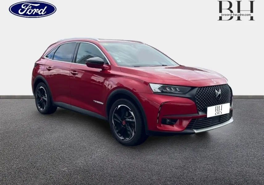 DS7 Crossback rouge Absolu en 3/4 avant droit, soulignant sa calandre noire et ses jantes noires distinctives.
