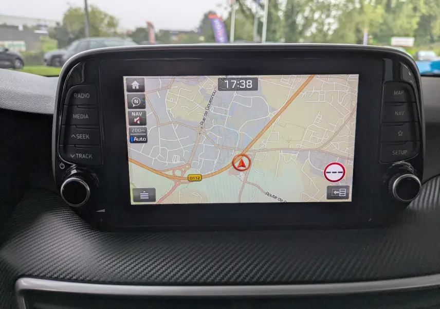 Écran tactile du système de navigation du Hyundai Tucson 2020 affichant une carte routière en intérieur véhicule.