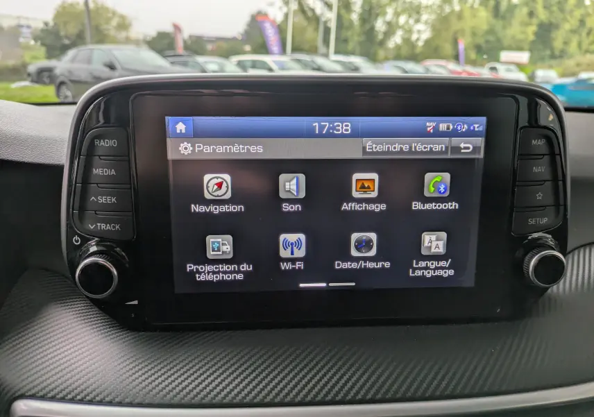 Écran tactile central du tableau de bord du Hyundai Tucson 2020 affichant le menu des paramètres multimédia.