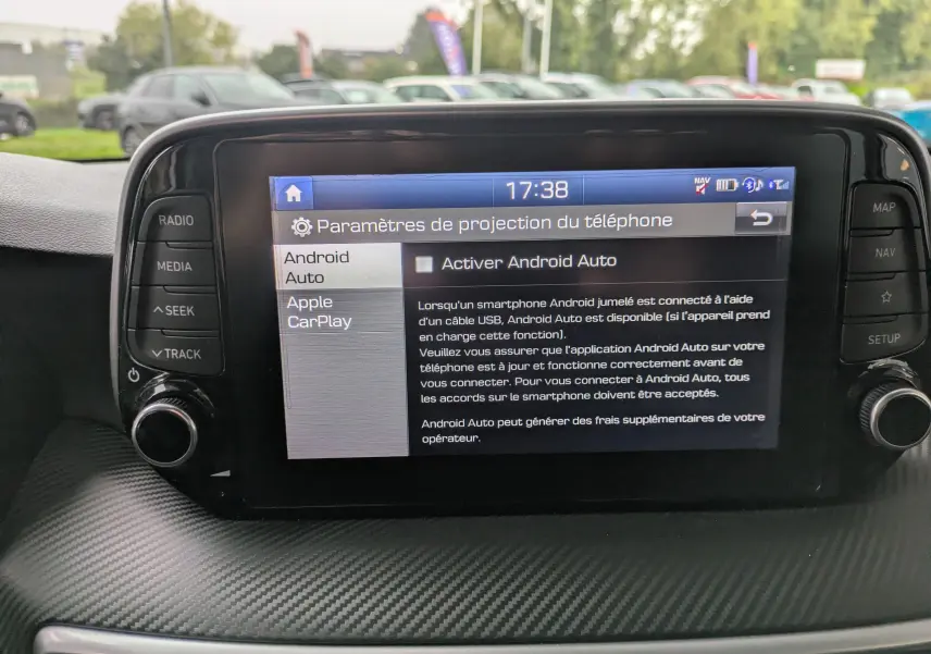Écran tactile central du Hyundai Tucson 2020 affichant les paramètres de projection smartphone, avec commandes autour.