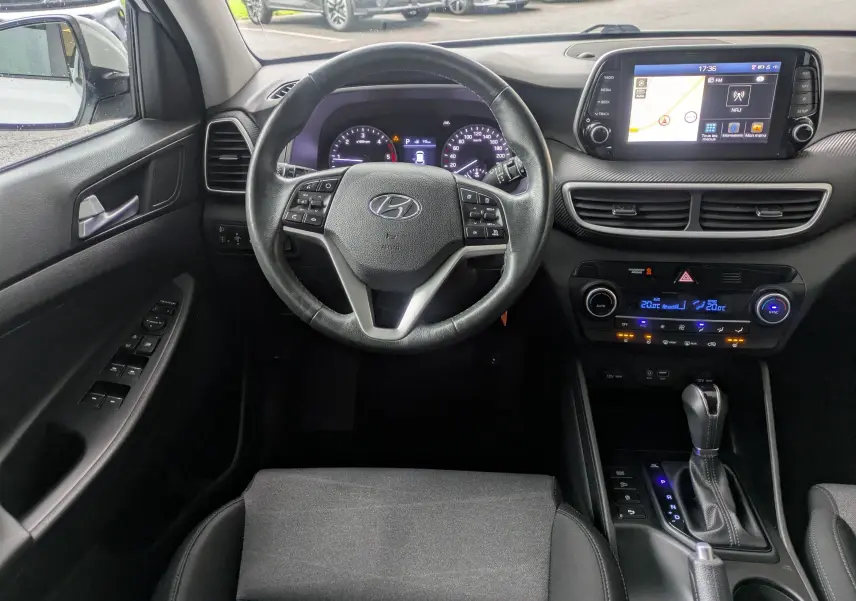 Vue intérieure centrée sur le volant et le tableau de bord du Hyundai Tucson 2020, avec écran tactile et commandes au volant.