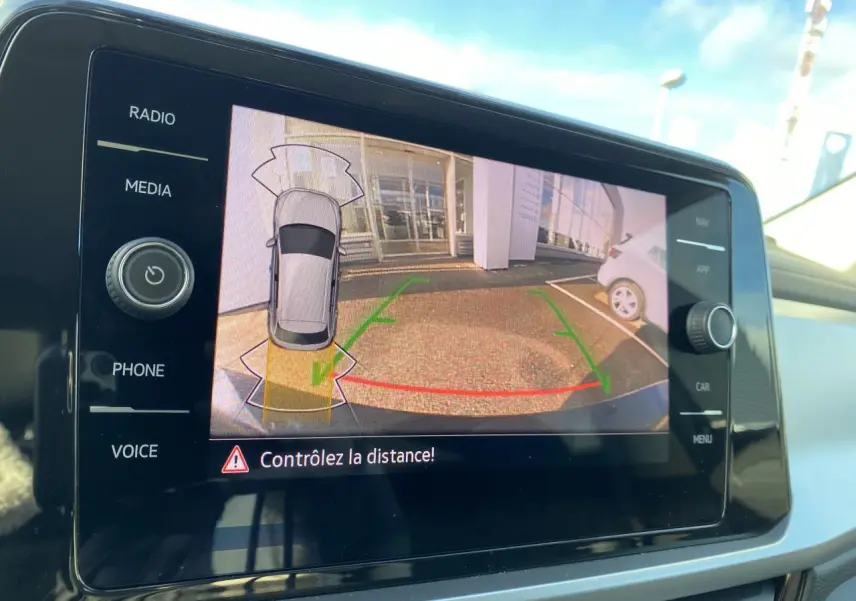 Écran de caméra de recul du Volkswagen T-Roc noir, affichant l'aide au stationnement avec vue arrière et capteurs.