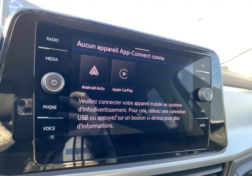 Écran tactile du système d'infodivertissement App-Connect dans un Volkswagen T-Roc noir, vue intérieure rapprochée.