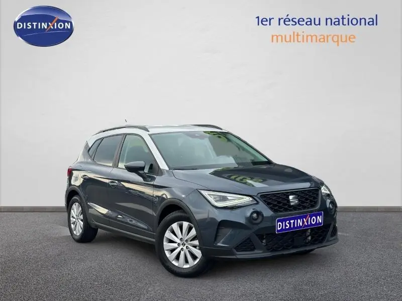 SEAT Arona 2025 gris magnétique métal avec toit blanc candy, vue 3/4 avant mettant en valeur son design compact.