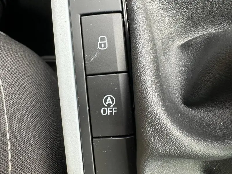 Gros plan sur les boutons de commande de la console centrale du SEAT Arona 2025, avec bouton verrouillage et arrêt auto start/stop.