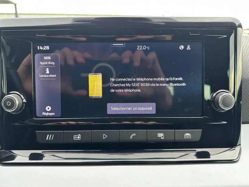 Écran tactile central du SEAT Arona 2025 affichant le menu Bluetooth avec commandes physiques autour.