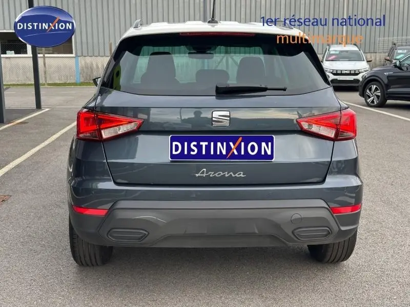 Vue arrière d'un SEAT Arona 2025 gris magnétique avec toit blanc candy, mettant en valeur ses feux arrière anguleux.