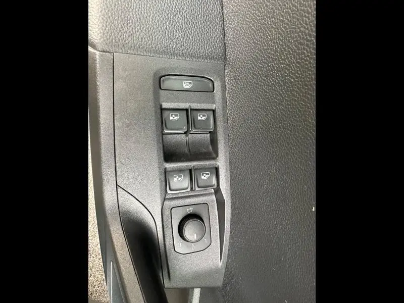 Panneau de commandes des vitres et rétroviseurs côté conducteur du SEAT Arona 2025 en intérieur noir.