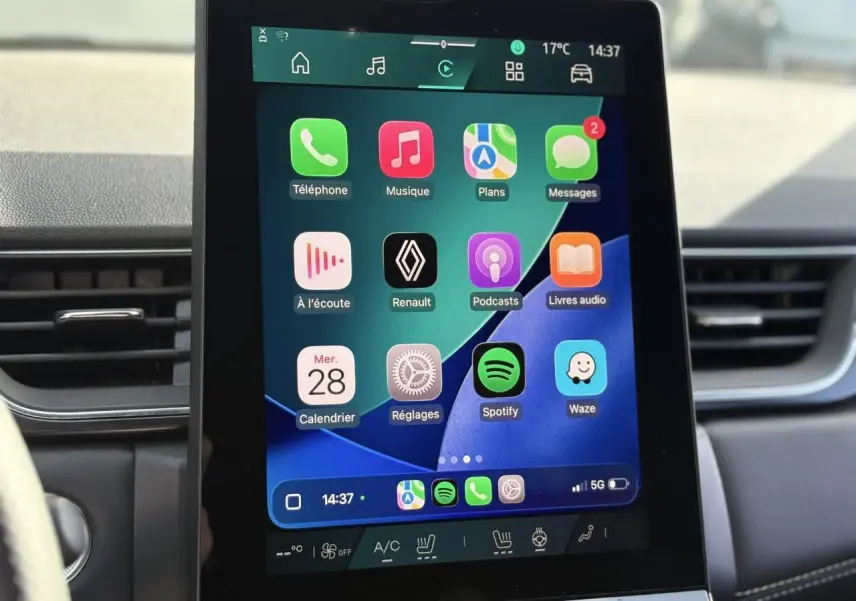 Écran tactile central du tableau de bord du Renault Symbioz 2025 avec interface Apple CarPlay affichée.
