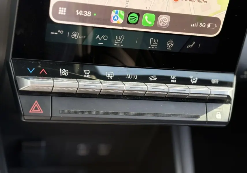 Gros plan sur la console centrale tactile du Renault Symbioz gris Cassiopée, avec commandes climatisation et écran multimédia.