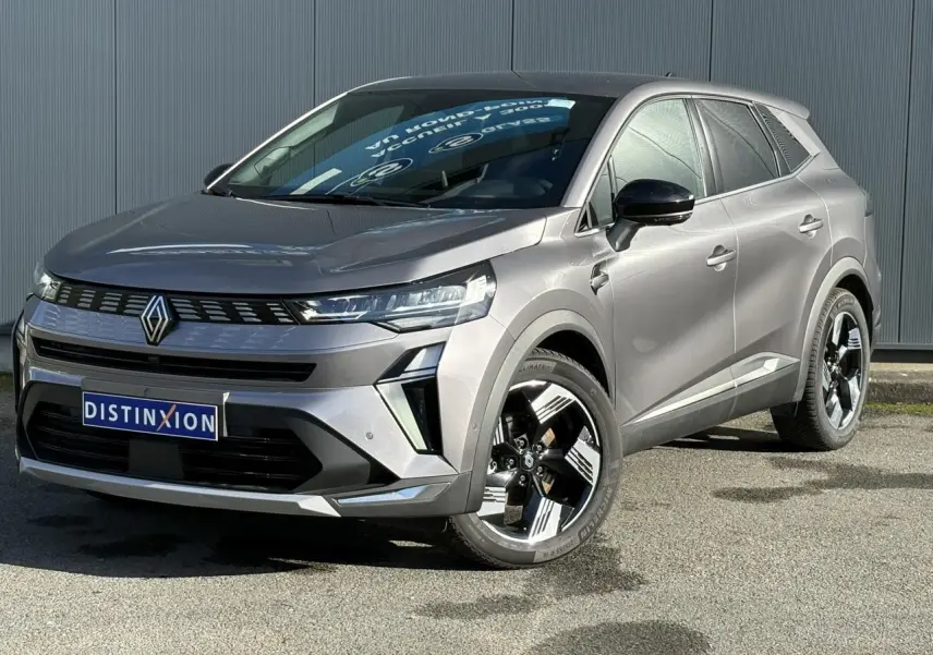 Renault Symbioz gris Cassiopée en 3/4 avant droit, avec jantes 18 pouces et calandre moderne lumineuse.