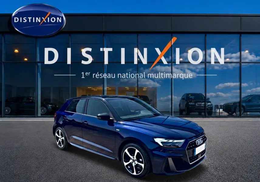 Audi A1 Sportback bleu foncé vue 3/4 avant droit avec jantes alu et toit noir devant showroom Distinxion.