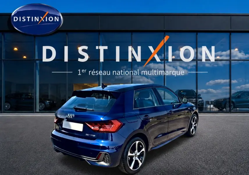 Audi A1 Sportback 30 TFSI bleu foncé vue 3/4 arrière droit, avec jantes alliage et becquet arrière sportif.