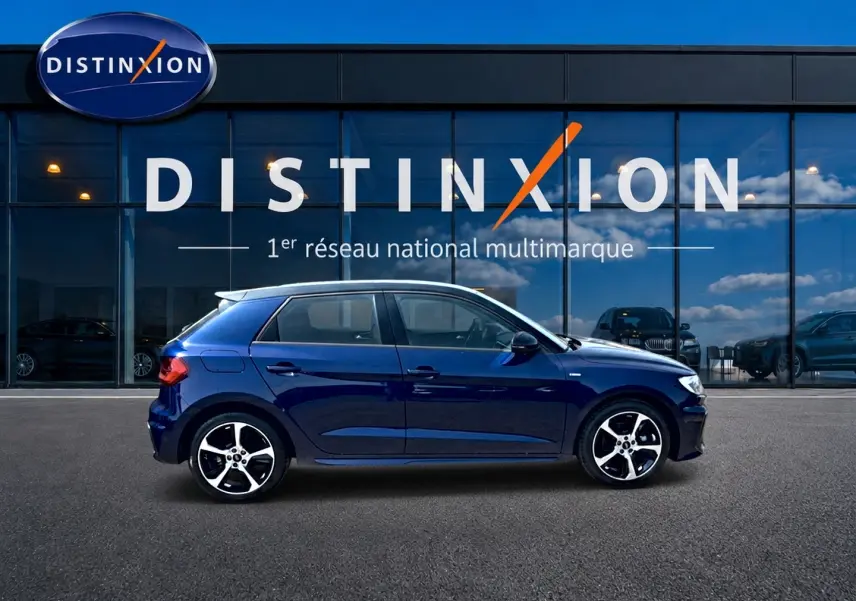 Audi A1 Sportback 30 TFSI 2026 bleu foncé vue de profil côté gauche avec jantes alliage et toit noir.