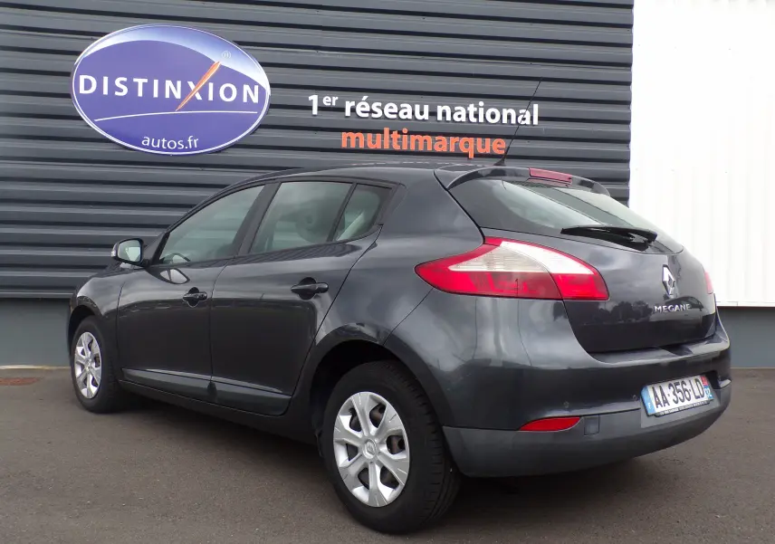 Renault Mégane III berline anthracite bleuté vue de trois quarts arrière droit, avec feux arrière distinctifs et jantes d'origine.