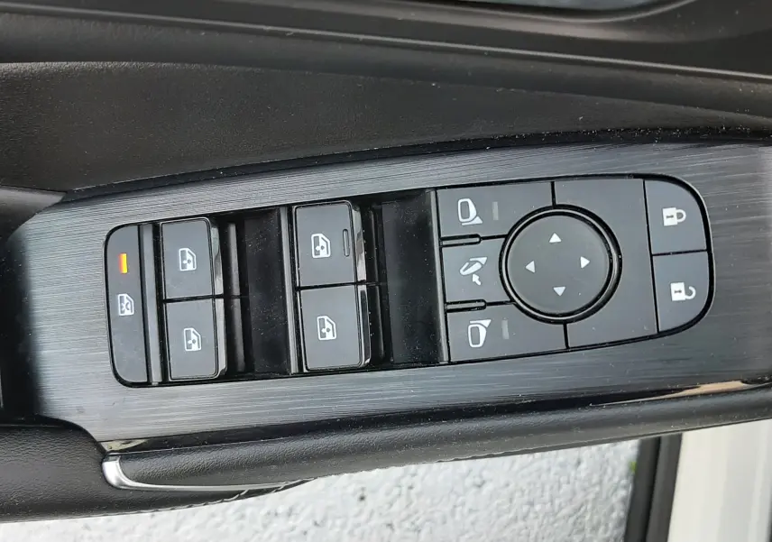 Panneau de commandes des vitres et rétroviseurs côté conducteur du Nissan Qashqai blanc lunaire 2022.
