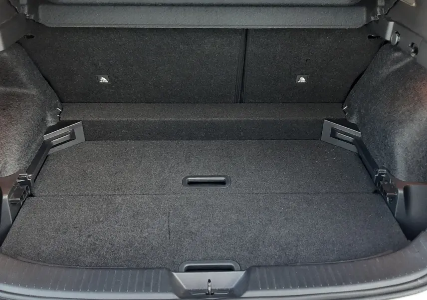 Coffre ouvert du Nissan Qashqai blanc lunaire 2022, montrant un espace de chargement propre et bien agencé.