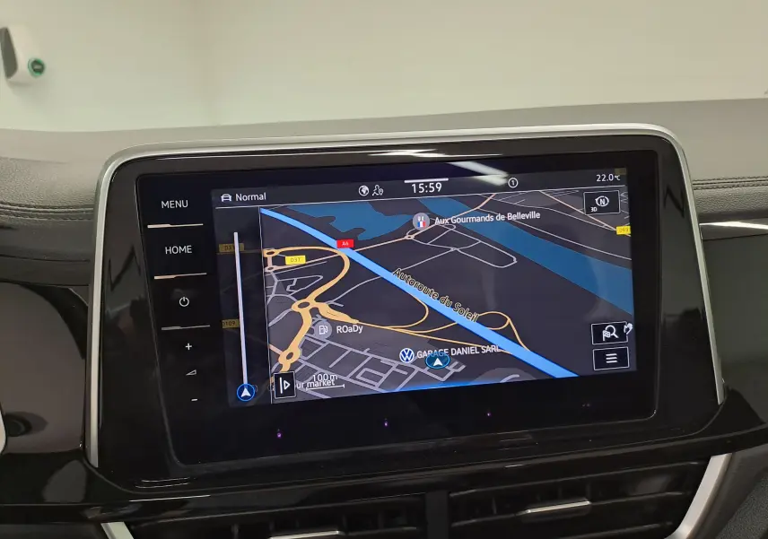 Écran tactile du système de navigation du Volkswagen T-Roc Cabriolet 1.5 TSI 2022 avec interface claire et moderne.