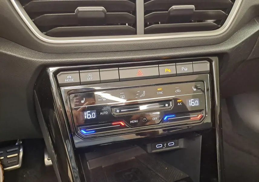 Panneau de commande de climatisation digital du Volkswagen T-Roc Cabriolet 2022 avec affichage température à 16°C.