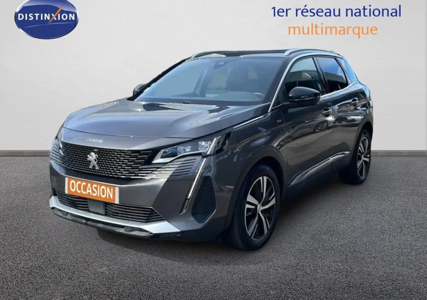 Peugeot 3008 gris platinium métal vu en 3/4 avant droit avec calandre distinctive et jantes alliage.