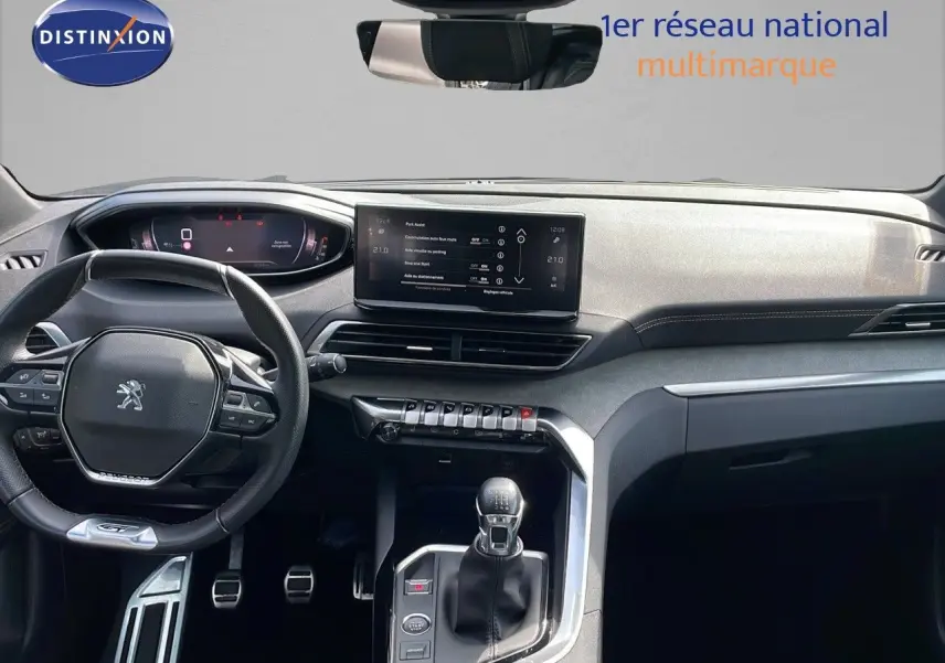 Vue intérieure du tableau de bord du Peugeot 3008 gris platinium, avec volant compact et écran tactile central.