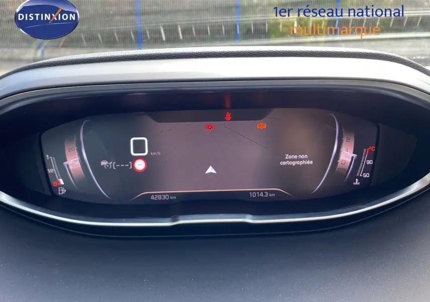 Tableau de bord numérique du Peugeot 3008 gris platinium, affichant 42 830 km et une carte non cartographiée.