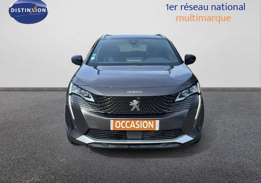Vue frontale d'un Peugeot 3008 gris platinium métal avec calandre noire et feux LED allumés sur fond neutre.
