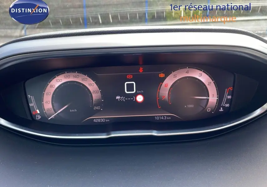 Tableau de bord numérique du Peugeot 3008 gris platinium, affichant vitesse, compte-tours et jauge carburant.