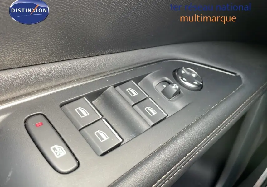 Panneau de commandes des vitres électriques côté conducteur en cuir noir avec surpiqûres, intérieur Peugeot 3008 gris platinium.