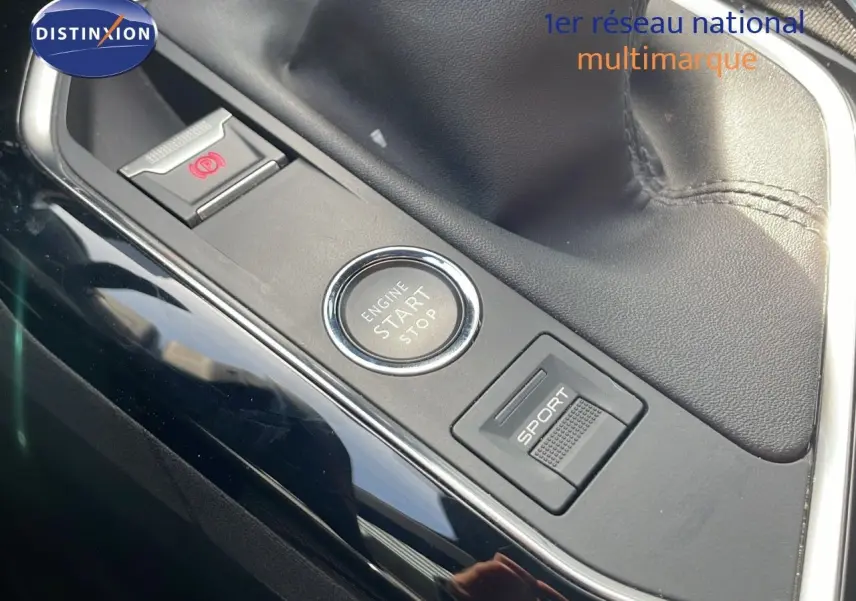 Gros plan sur la console centrale du Peugeot 3008 gris platinium, avec bouton start/stop et mode sport visible.