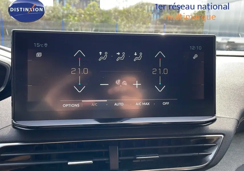 Écran tactile central affichant la climatisation automatique du Peugeot 3008 2023, intérieur noir, vue frontale rapprochée.