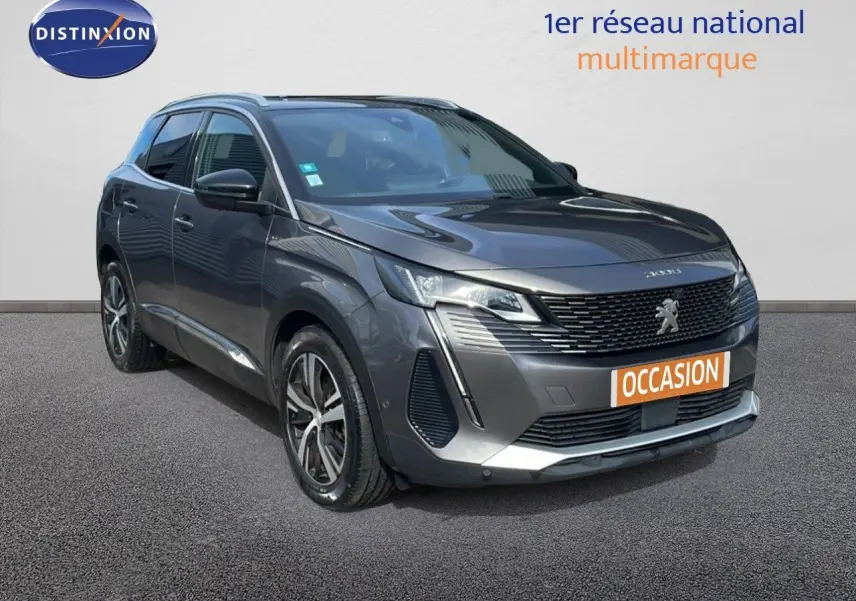 Vue 3/4 avant d'un Peugeot 3008 gris platinium métal avec calandre noire et feux LED distinctifs.