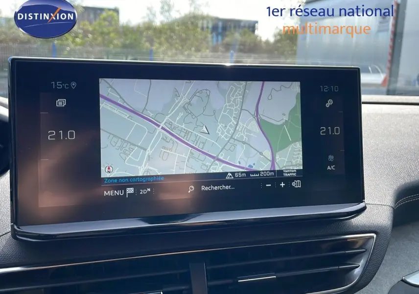 Écran tactile central affichant la navigation GPS dans l'habitacle du Peugeot 3008 gris platinium, ambiance moderne et épurée.