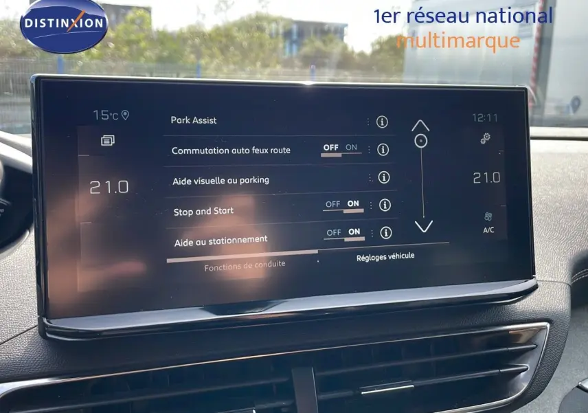Écran tactile central du Peugeot 3008 gris platinium 2023 affichant les aides au stationnement et climatisation à 21°C.