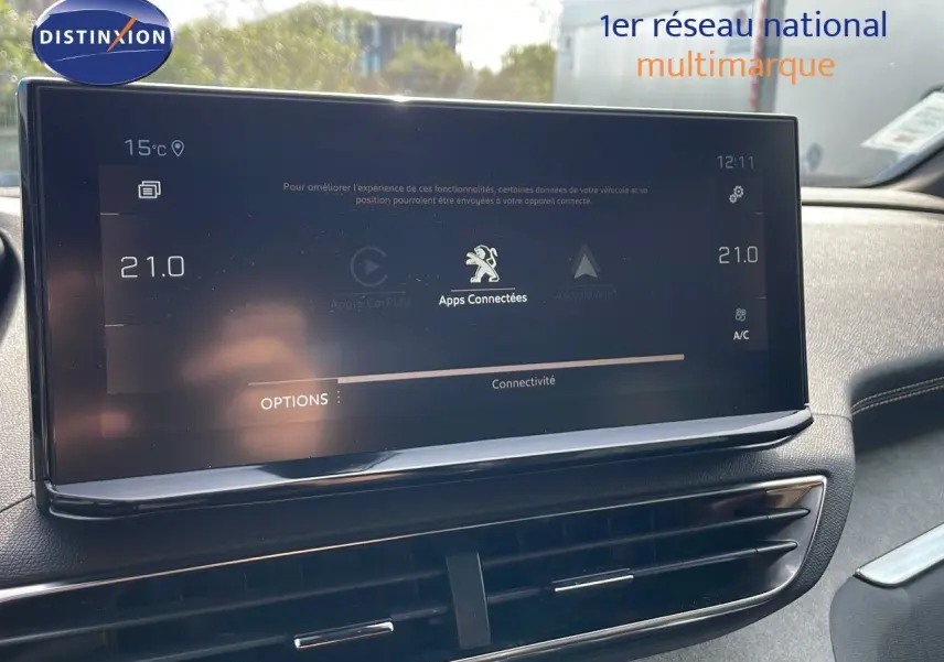 Écran tactile central du Peugeot 3008 gris platinium, affichant la connectivité des applications, intérieur moderne.