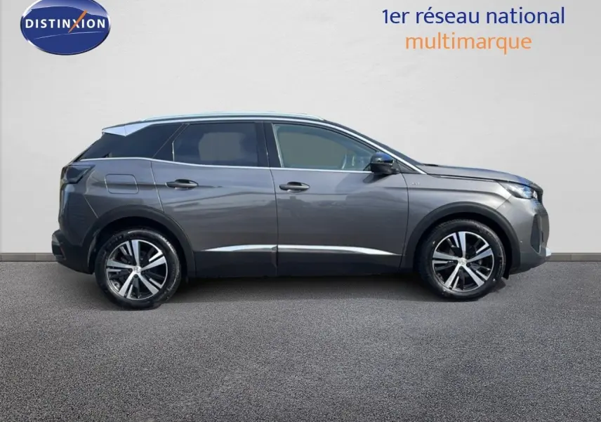 Profil côté gauche du Peugeot 3008 gris platinium métal 2023 avec jantes alliage et lignes modernes.