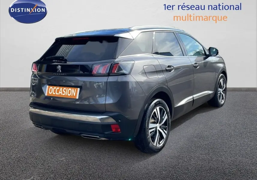 Peugeot 3008 gris platinium métal en 3/4 arrière droit, avec feux LED et jantes alliage bicolores.