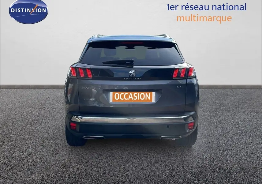 Vue arrière du Peugeot 3008 gris platinium métal avec feux LED caractéristiques et badge GT visible.