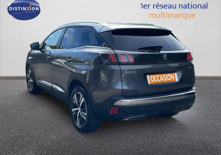 Peugeot 3008 gris platinium métal vu de l'arrière côté gauche, avec feux LED et jantes alliage distinctives.