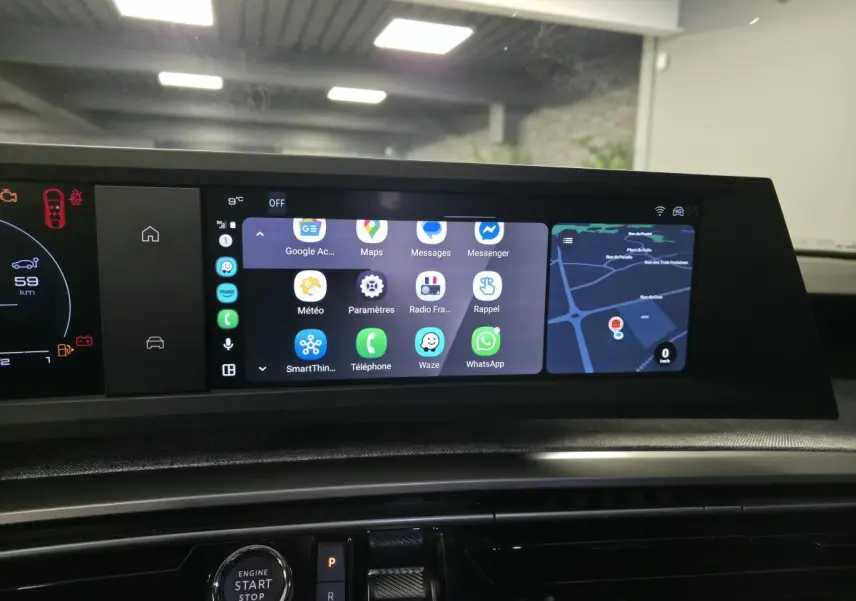 Vue intérieure du tableau de bord du Peugeot 3008 gris 2025 avec écran tactile multifonction et console centrale moderne.