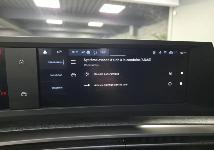 Écran tactile du système d'aide à la conduite ADAS dans l'habitacle du Peugeot 3008 gris, vue de face.
